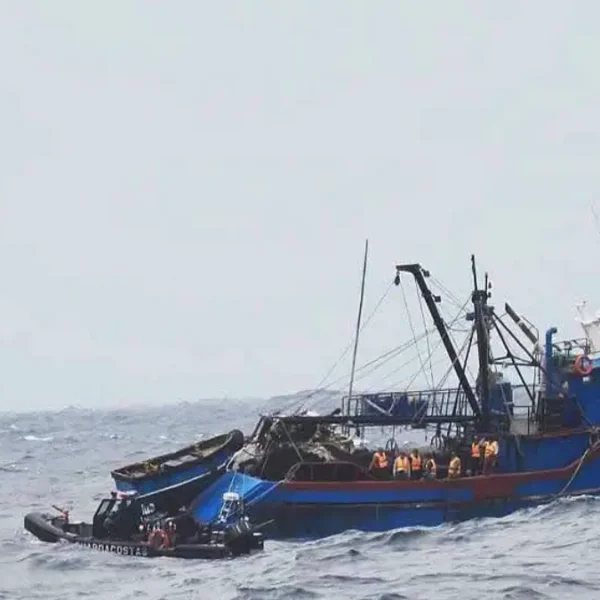 Marina de Guerra rescata a siete pescadores chimbotanos tras el hundimiento de su embarcación frente a San Juan de Marcona.