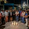 Imagen de vigilia nocturna en Coishco con velas encendidas en honor a las tres víctimas de sicariato de una misma familia. Vecinos de la zona de Chimbote muestran respeto y dolor.