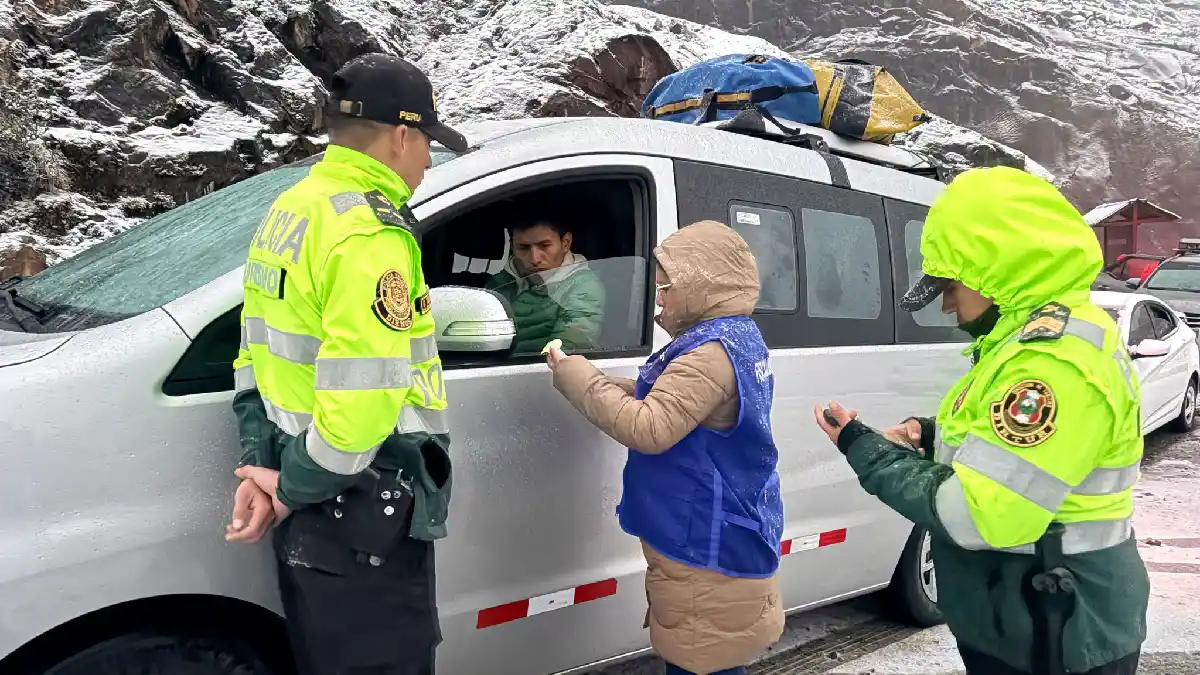 Policías y fiscalizadores de turismo verifican los permisos de un conductor de microbús que transportaba turistas hacia el Pico Mateo, en Punta Olímpica, Áncash.