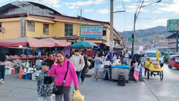 Envejecimiento poblacional en Áncash, pobladores caminando por el mercado central de Huaraz.