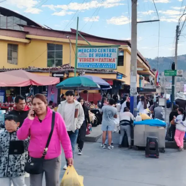 Envejecimiento poblacional en Áncash, pobladores caminando por el mercado central de Huaraz.