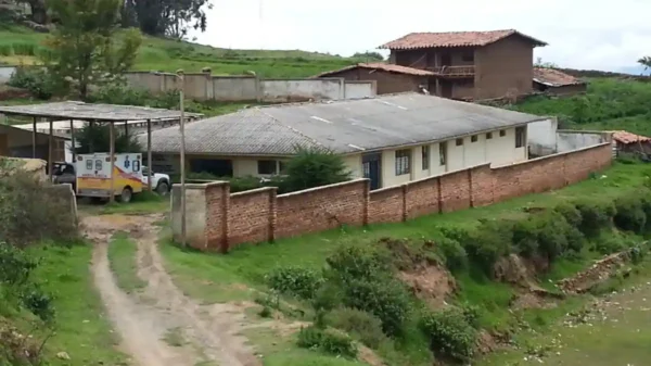 Vista panorámica de la fachada e instalaciones del Centro Salud de Pallasca en Áncash.