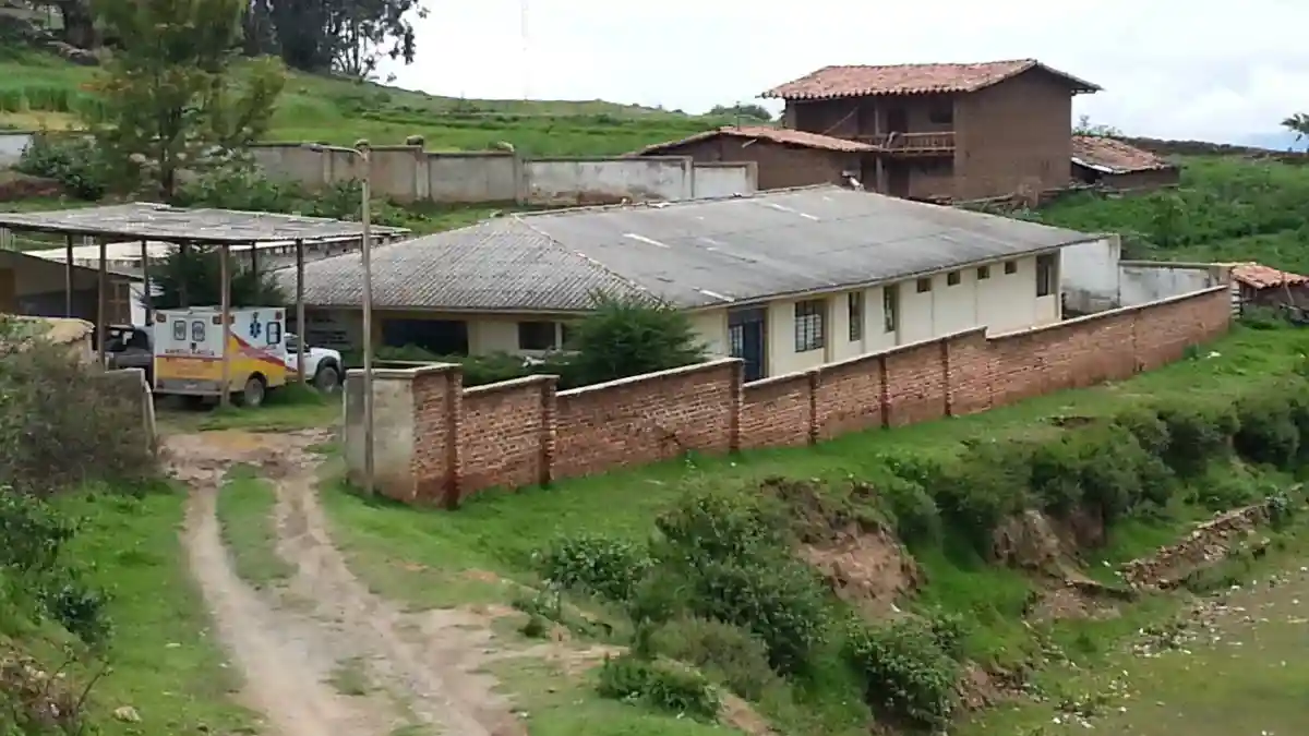 Vista panorámica de la fachada e instalaciones del Centro Salud de Pallasca en Áncash.