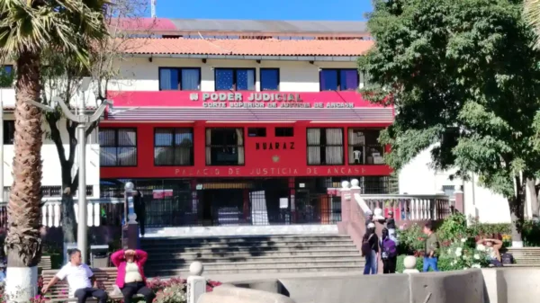 Fachada de la sede principal de la Corte Superior de Justicia de Áncash, donde se procesó la destitución del juez de paz.