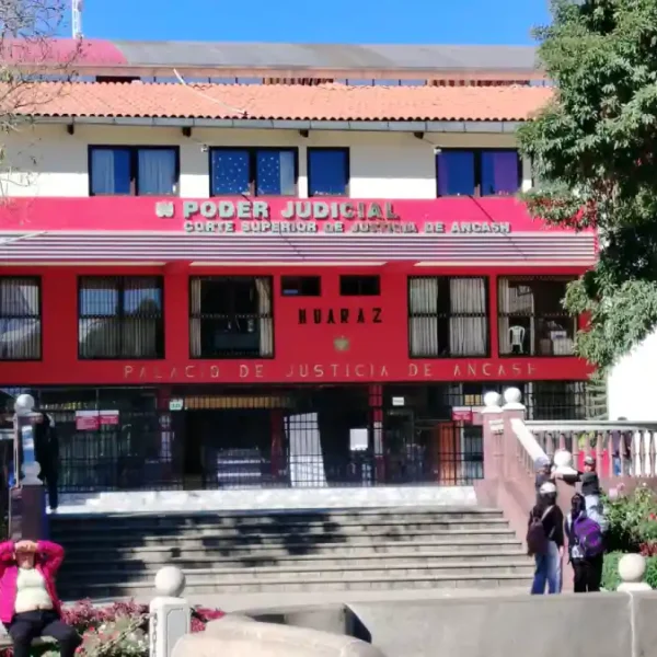 Fachada de la sede principal de la Corte Superior de Justicia de Áncash, donde se procesó la destitución del juez de paz.