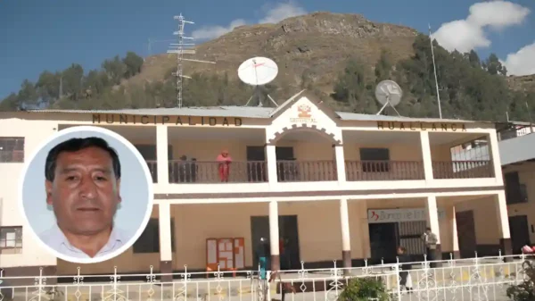 Detienen a exalcalde de Huallanca Teófilo Marcos junto a la fachada de la municipalidad distrital.