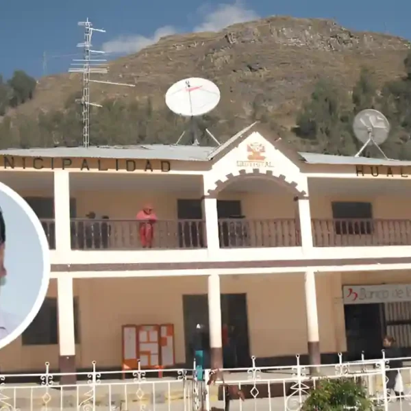 Detienen a exalcalde de Huallanca Teófilo Marcos junto a la fachada de la municipalidad distrital.