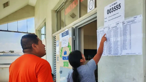 Electores revisan el padrón electoral publicado antes de las Elecciones Regionales y Municipales 2026 en Áncash.