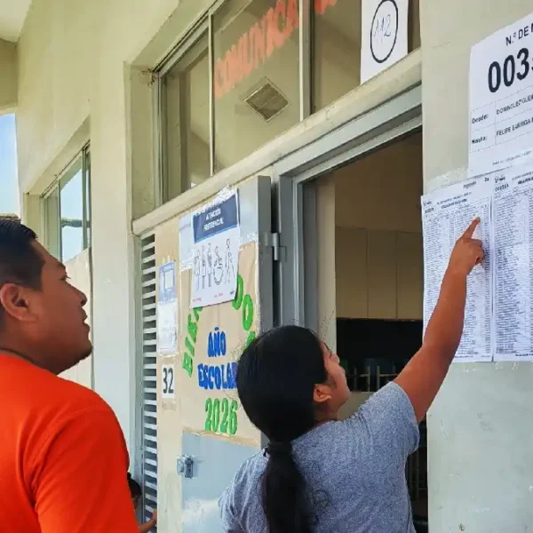 Electores revisan el padrón electoral publicado antes de las Elecciones Regionales y Municipales 2026 en Áncash.