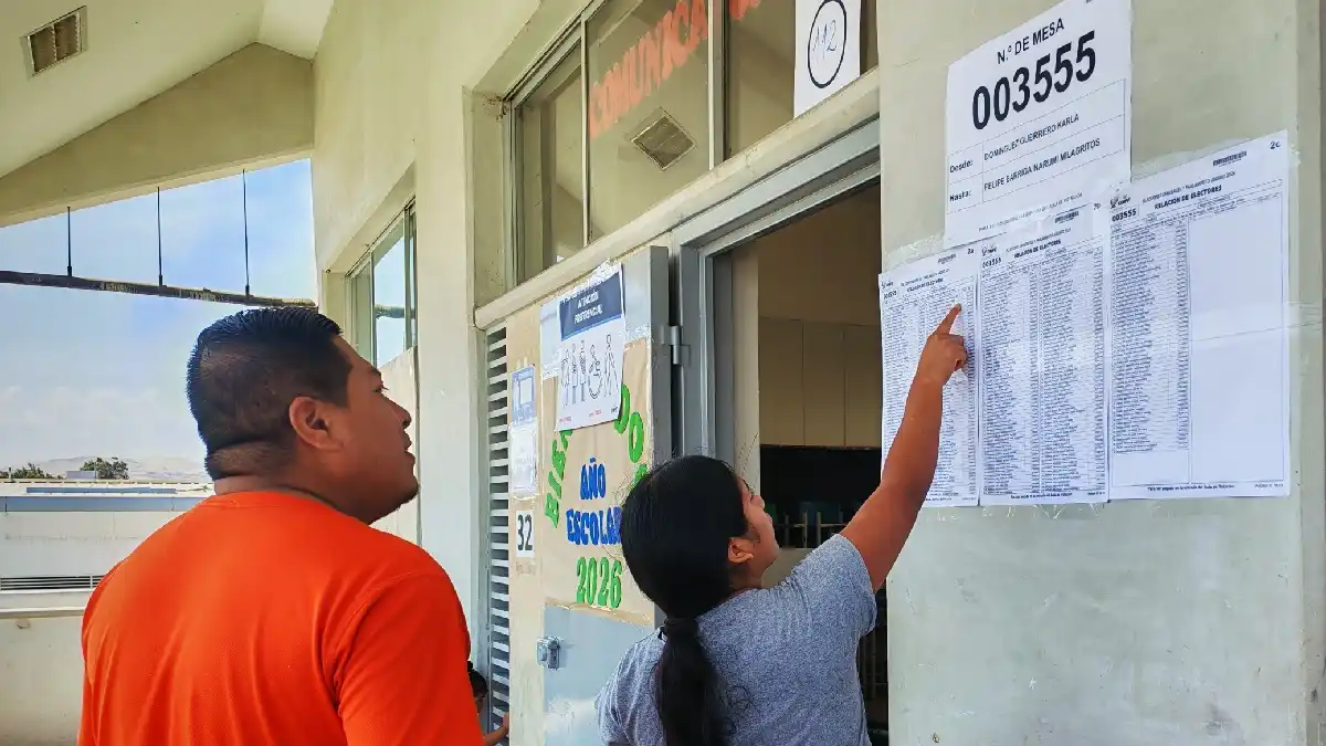 Electores revisan el padrón electoral publicado antes de las Elecciones Regionales y Municipales 2026 en Áncash.