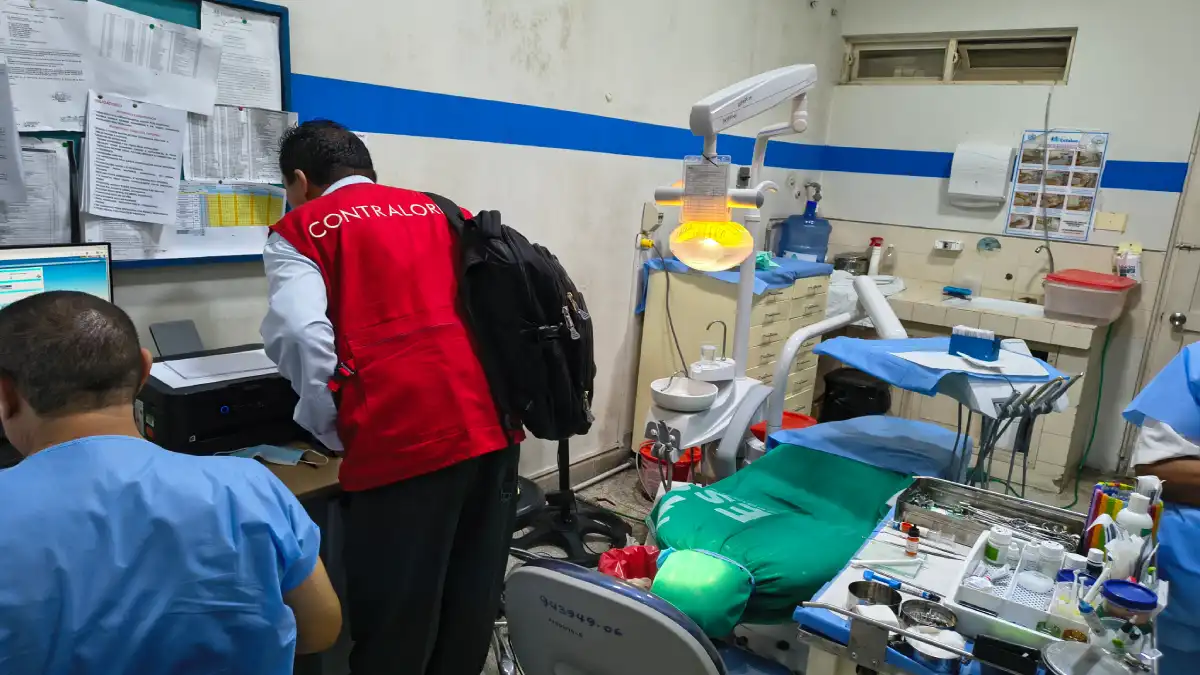 Consultorio dental desordenado y sin licencia sanitaria en EsSalud Nuevo Chimbote.