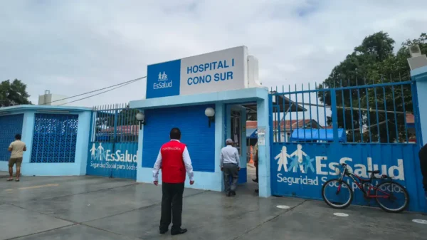 Fachada del supuesto Hospital I Cono Sur de EsSalud en Nuevo Chimbote que opera como policlínico.