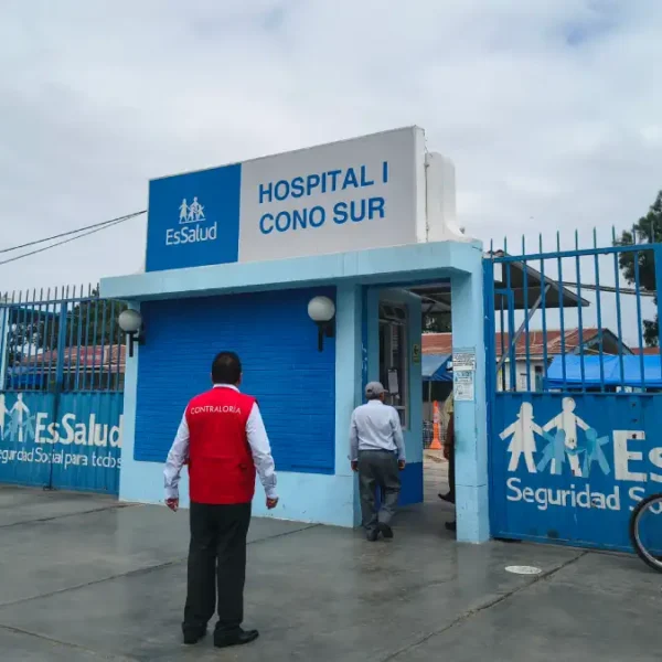 Fachada del supuesto Hospital I Cono Sur de EsSalud en Nuevo Chimbote que opera como policlínico.