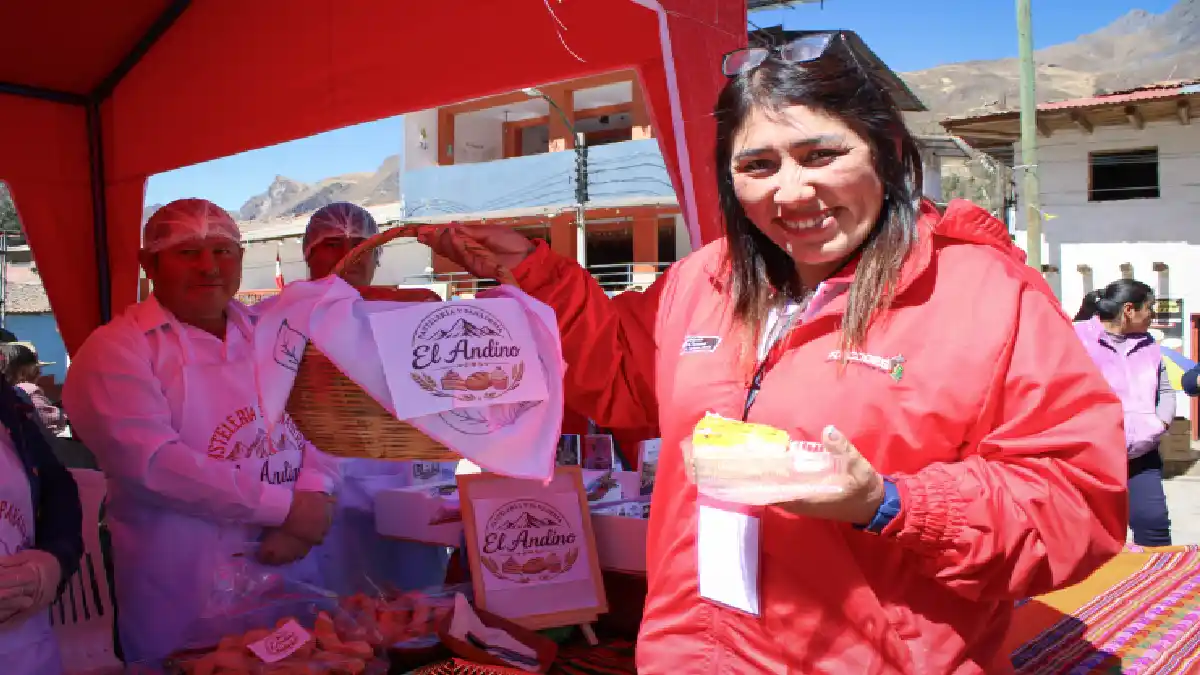 Funcionaria de Foncodes muestra productos elaborados por emprendimientos rurales en Conchucos, provincia de Pallasca, Áncash.