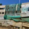 Fachada y estructuras de la obra paralizada del Hospital de Pomabamba en Áncash con materiales abandonados.