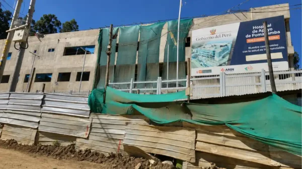 Fachada y estructuras de la obra paralizada del Hospital de Pomabamba en Áncash con materiales abandonados.