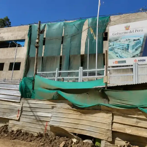 Fachada y estructuras de la obra paralizada del Hospital de Pomabamba en Áncash con materiales abandonados.