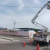 Técnicos de Hidrandina realizan la instalación de nuevas luminarias LED en Áncash para el alumbrado público.