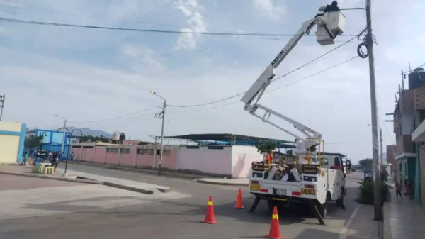 Técnicos de Hidrandina realizan la instalación de nuevas luminarias LED en Áncash para el alumbrado público.
