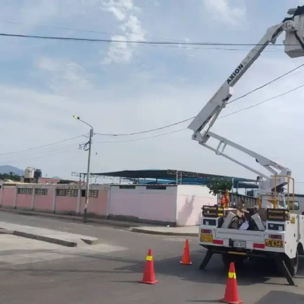 Técnicos de Hidrandina realizan la instalación de nuevas luminarias LED en Áncash para el alumbrado público.