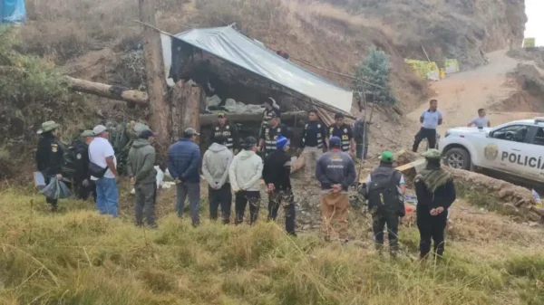 Agentes de la PNP en intervención contra la minería ilegal incautan sacos de mineral y herramientas en Pallasca