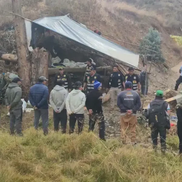 Agentes de la PNP en intervención contra la minería ilegal incautan sacos de mineral y herramientas en Pallasca