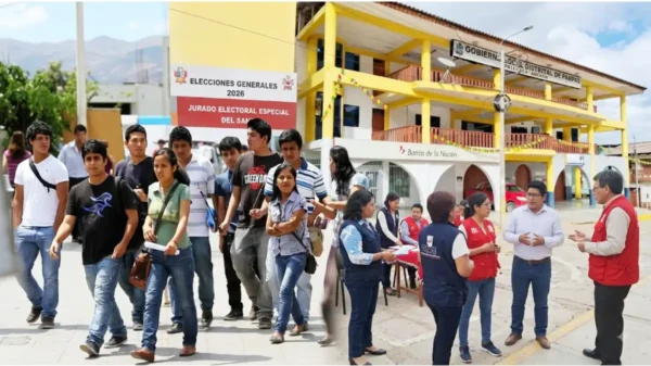 Jóvenes electores en Pallasca caminando hacia su local de votación en las Elecciones 2026