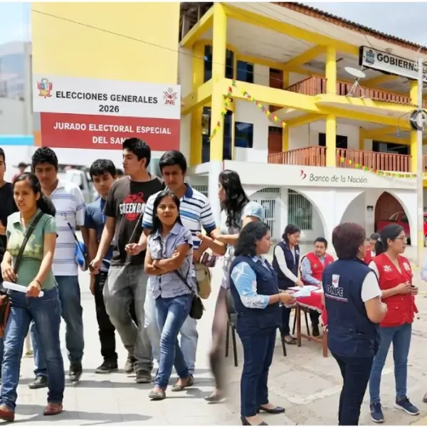 Jóvenes electores en Pallasca caminando hacia su local de votación en las Elecciones 2026