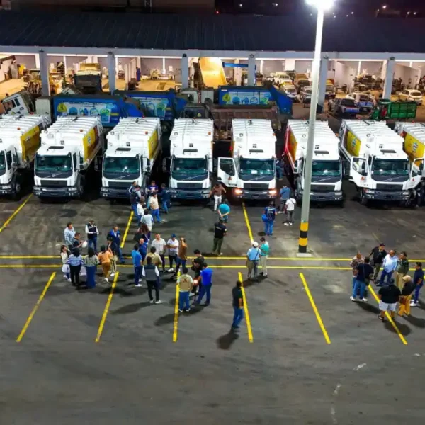 Nuevas compactadoras de limpieza pública en Chimbote estacionadas en el taller municipal