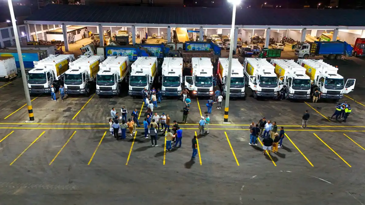 Nuevas compactadoras de limpieza pública en Chimbote estacionadas en el taller municipal