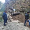 Maquinaria municipal realizando trabajos de mantenimiento vial en Conchucos ante lluvias
