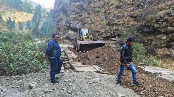 Maquinaria municipal realizando trabajos de mantenimiento vial en Conchucos ante lluvias