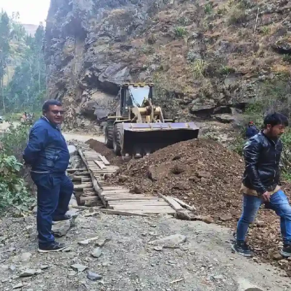 Maquinaria municipal realizando trabajos de mantenimiento vial en Conchucos ante lluvias