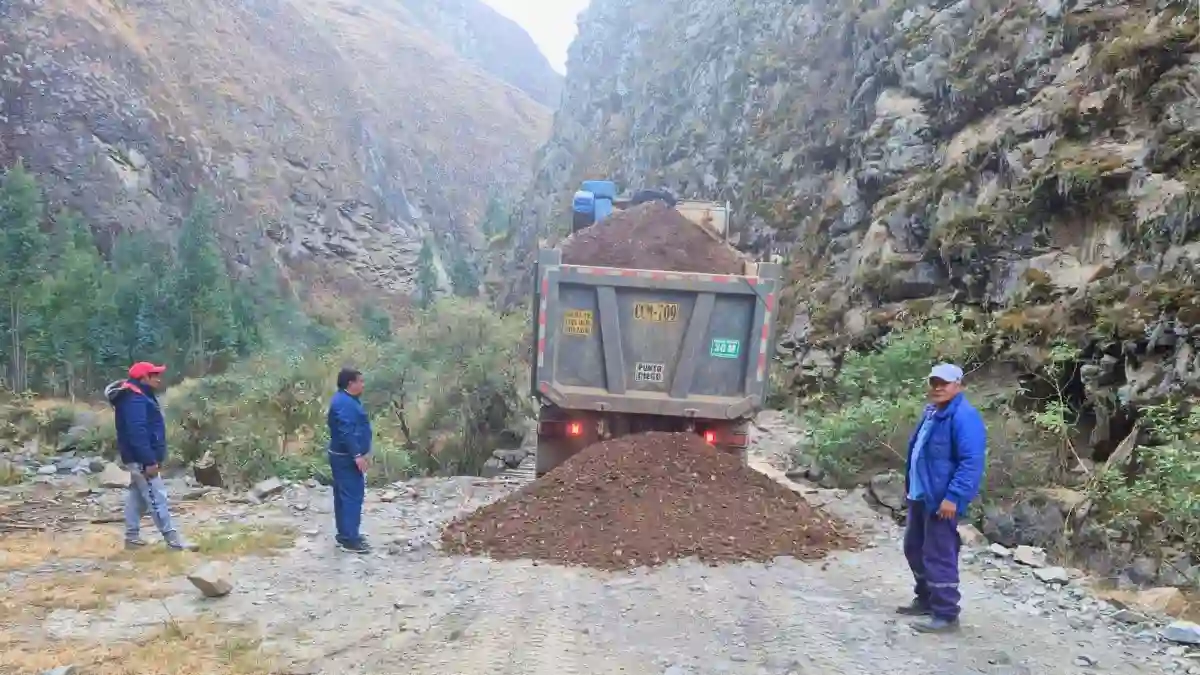 Volquete municipal descargando lastre para el mantenimiento vial en Conchucos
