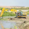 Maquinaria pesada ejecutando obras de prevención en Áncash en el cauce del río