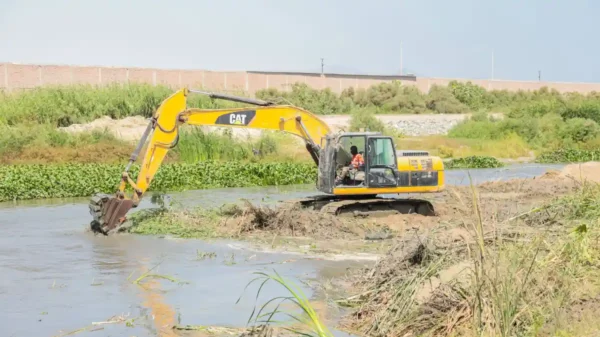 Maquinaria pesada ejecutando obras de prevención en Áncash en el cauce del río