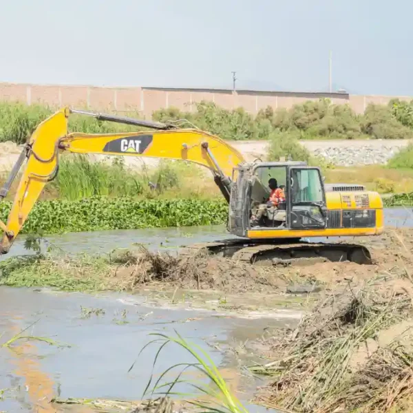 Maquinaria pesada ejecutando obras de prevención en Áncash en el cauce del río