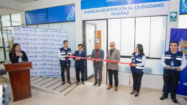 Fachada y atención en la nueva oficina de Migraciones en Huaraz ubicada en el Centro Cultural Municipal.