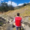 Auditor de la Contraloría observa un riachuelo sin descolmatación para la prevención de emergencias El Niño en Pallasca.
