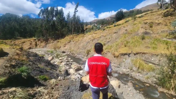 Auditor de la Contraloría observa un riachuelo sin descolmatación para la prevención de emergencias El Niño en Pallasca.