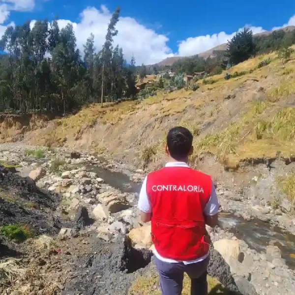 Auditor de la Contraloría observa un riachuelo sin descolmatación para la prevención de emergencias El Niño en Pallasca.