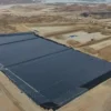 Trabajadores instalando geomembrana en el relleno sanitario Pampa La Carbonera en Chimbote.