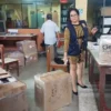 Personal de la Fiscalía revisa e incauta cajas con tóner falsificados en la UNS durante diligencia en Chimbote.