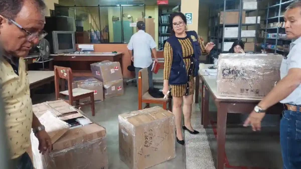 Personal de la Fiscalía revisa e incauta cajas con tóner falsificados en la UNS durante diligencia en Chimbote.