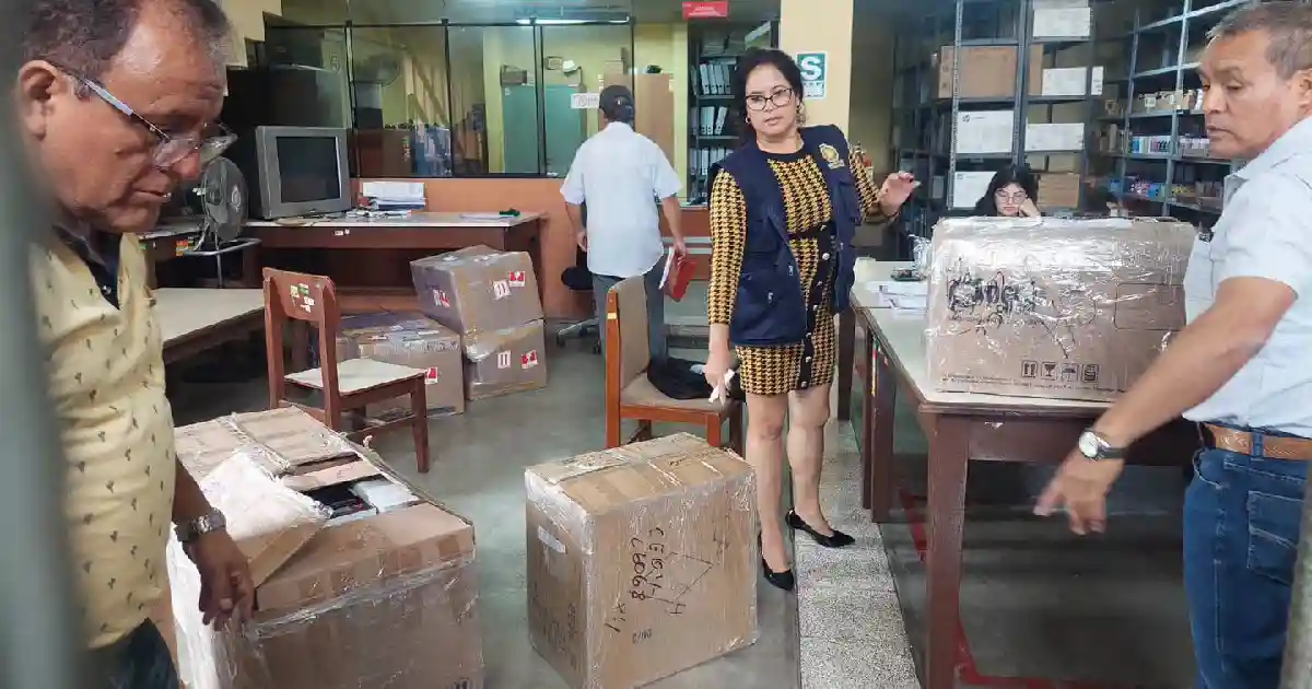 Personal de la Fiscalía revisa e incauta cajas con tóner falsificados en la UNS durante diligencia en Chimbote.