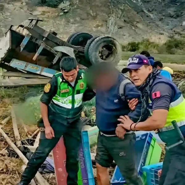 Camion volcado en la carretera Panamericana Norte en Samanco Ancash tras accidente que dejo 22 heridos