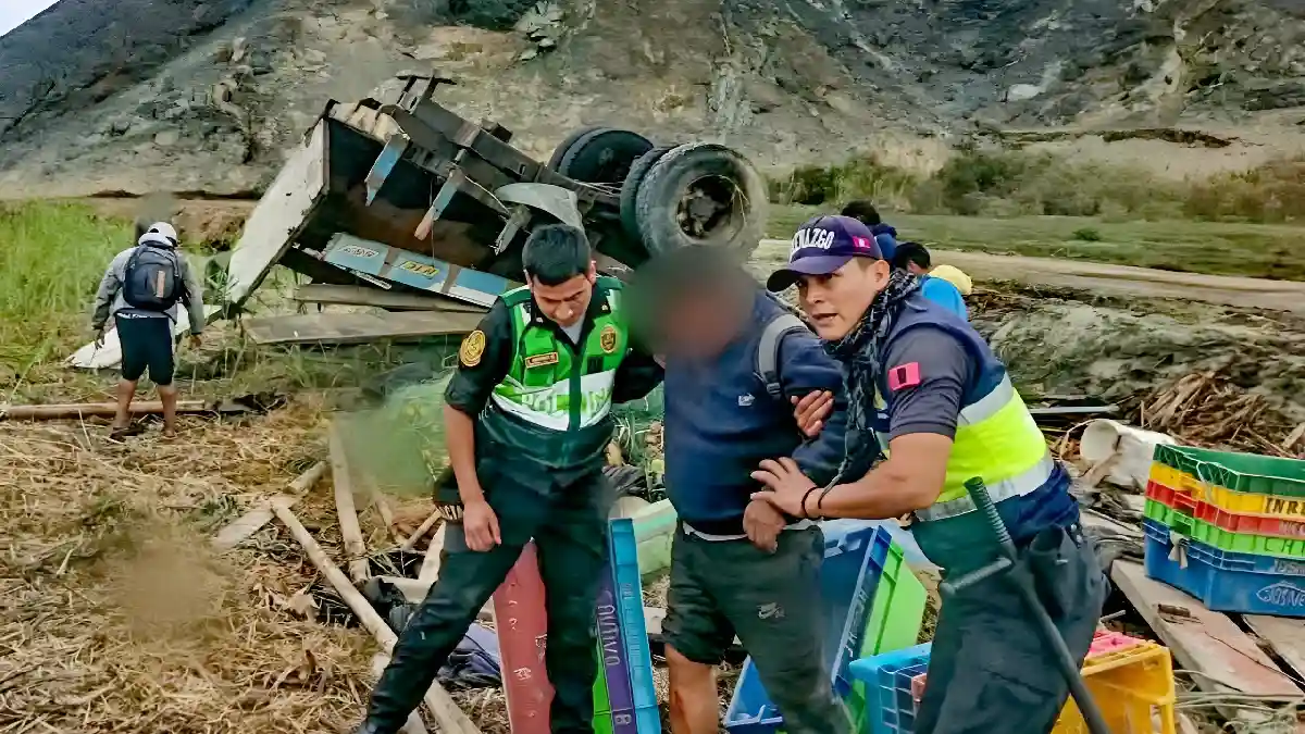 Camion volcado en la carretera Panamericana Norte en Samanco Ancash tras accidente que dejo 22 heridos