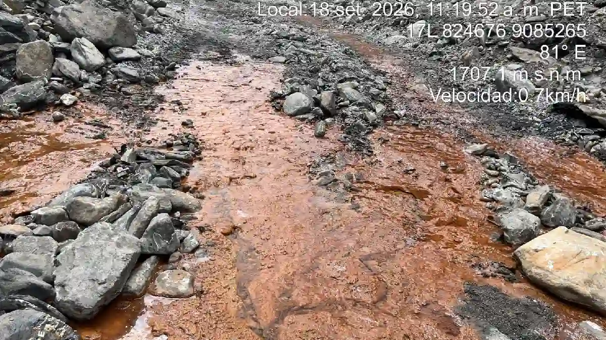 Pozas con aguas de coloración anaranjada producto de la contaminación por minería ilegal en el río Tablachaca.