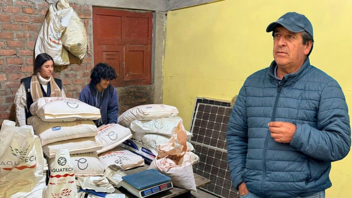 Alcalde de Pallasca junto a sacos de alimentos
