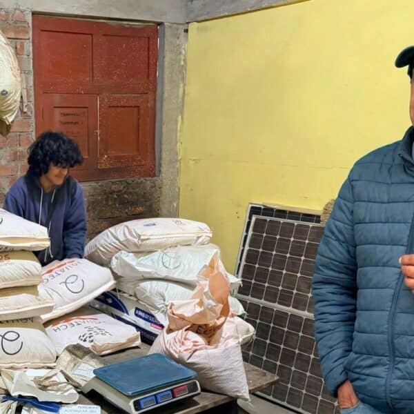 Alcalde de Pallasca junto a sacos de alimentos